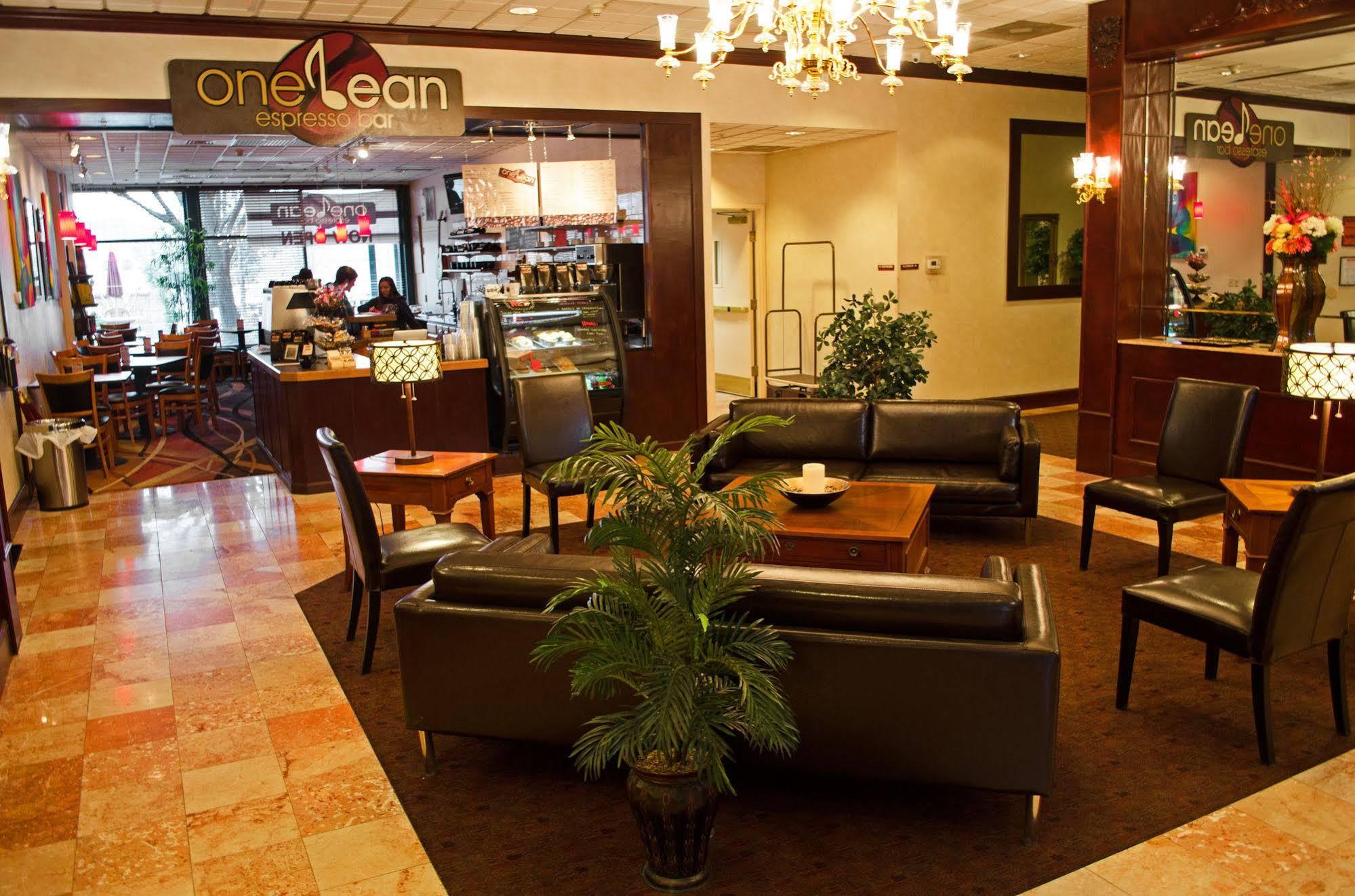 Clarion Hotel & Suites University-Shippensburg Buitenkant foto