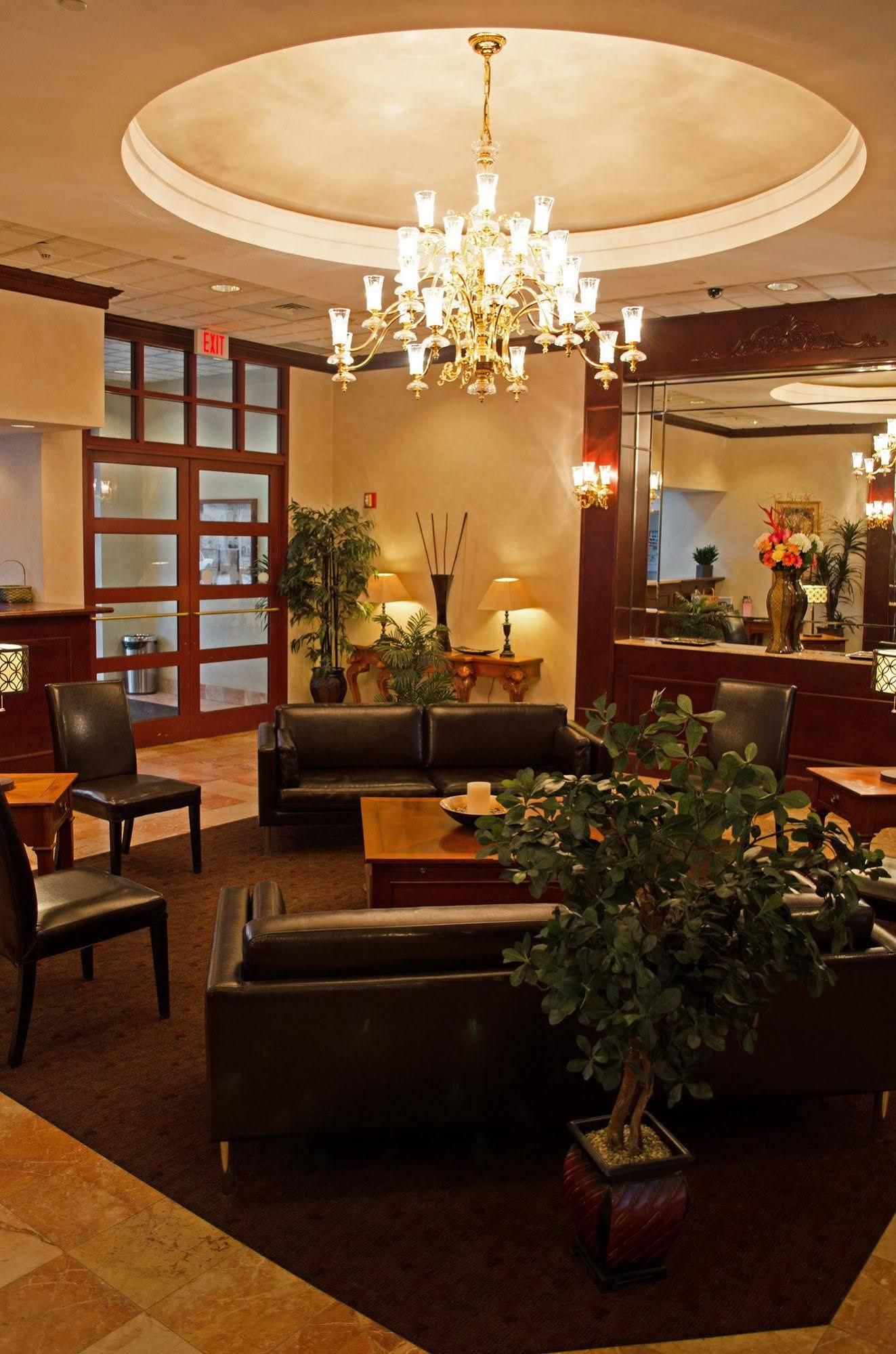 Clarion Hotel & Suites University-Shippensburg Buitenkant foto