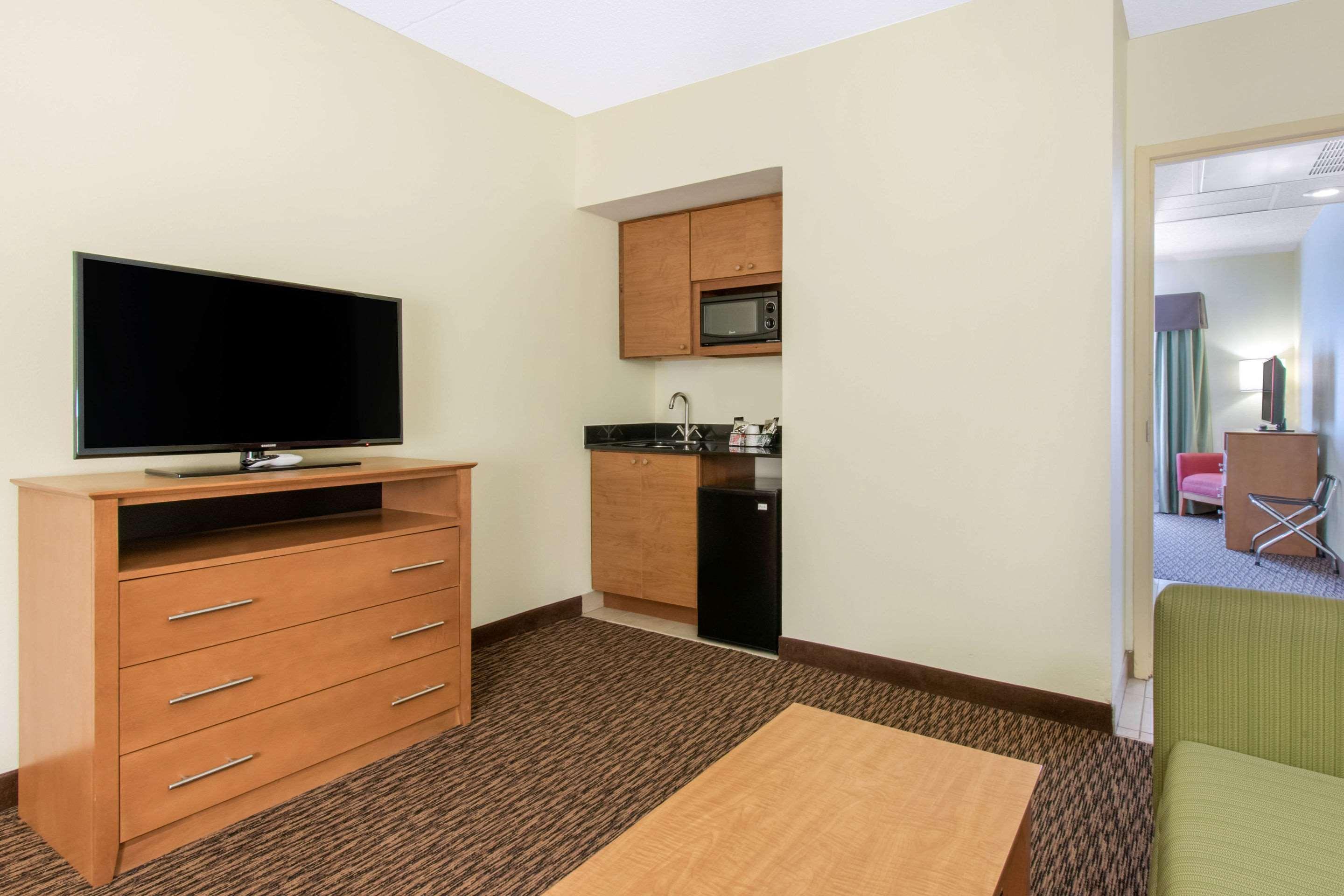 Clarion Hotel & Suites University-Shippensburg Buitenkant foto