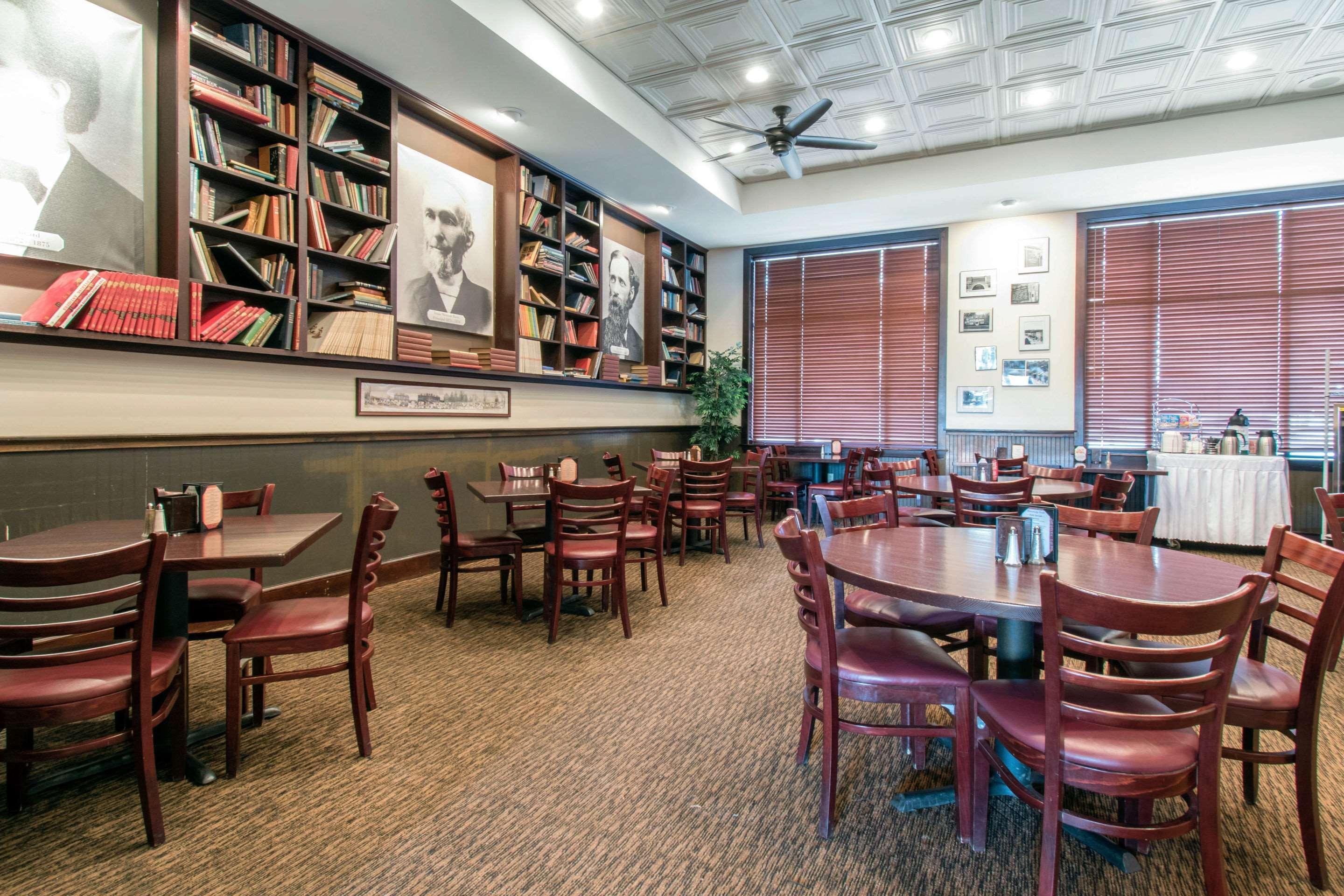 Clarion Hotel & Suites University-Shippensburg Buitenkant foto