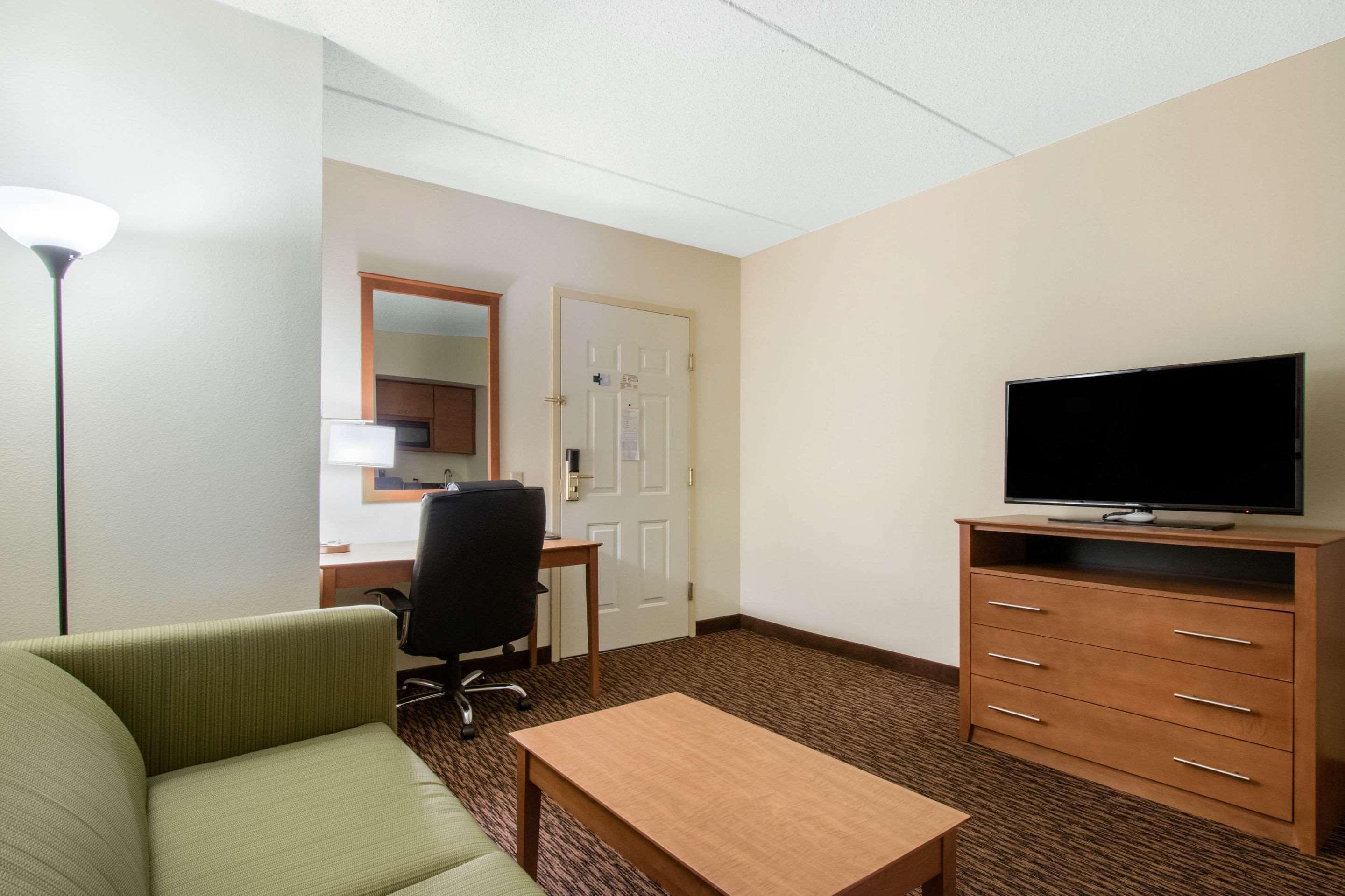 Clarion Hotel & Suites University-Shippensburg Buitenkant foto