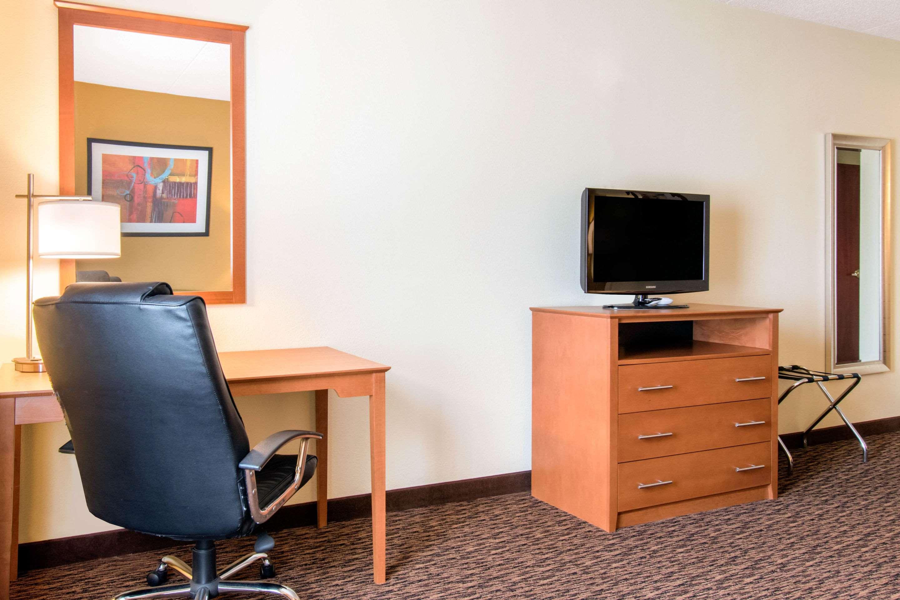 Clarion Hotel & Suites University-Shippensburg Buitenkant foto