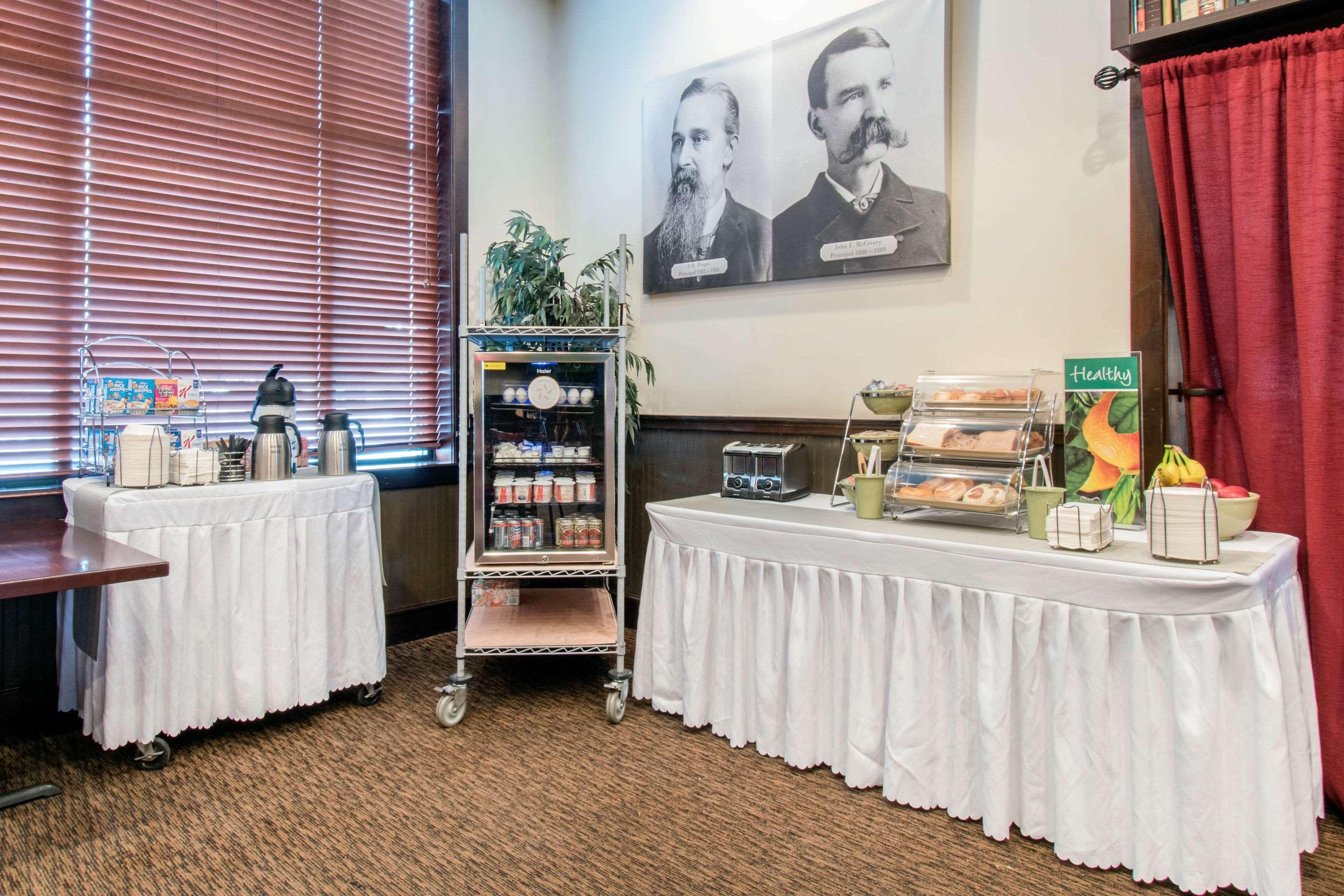 Clarion Hotel & Suites University-Shippensburg Buitenkant foto