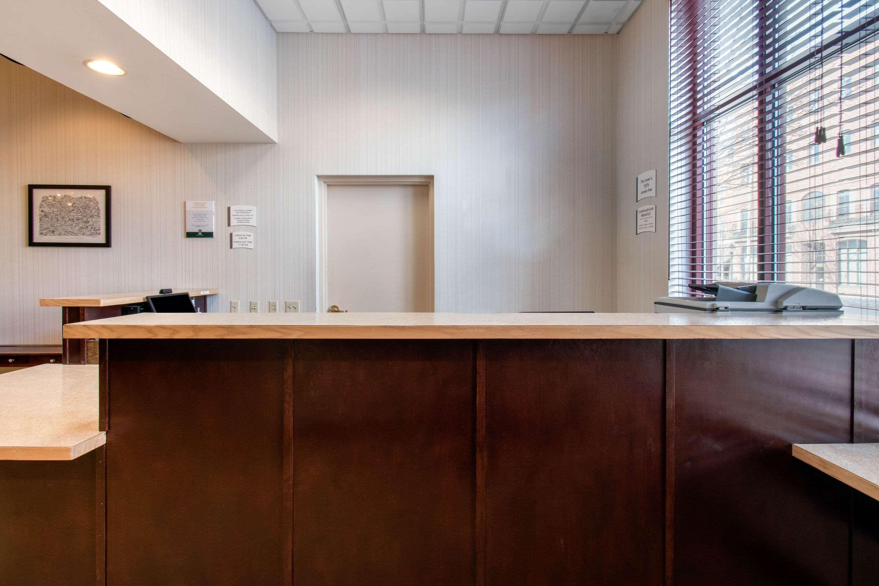 Clarion Hotel & Suites University-Shippensburg Buitenkant foto