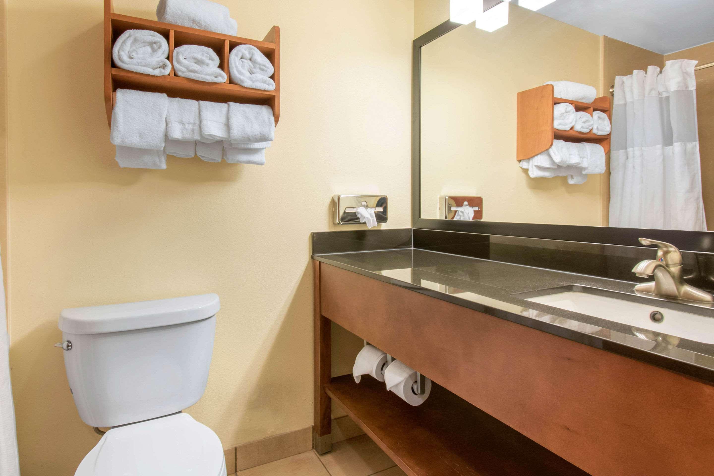Clarion Hotel & Suites University-Shippensburg Buitenkant foto