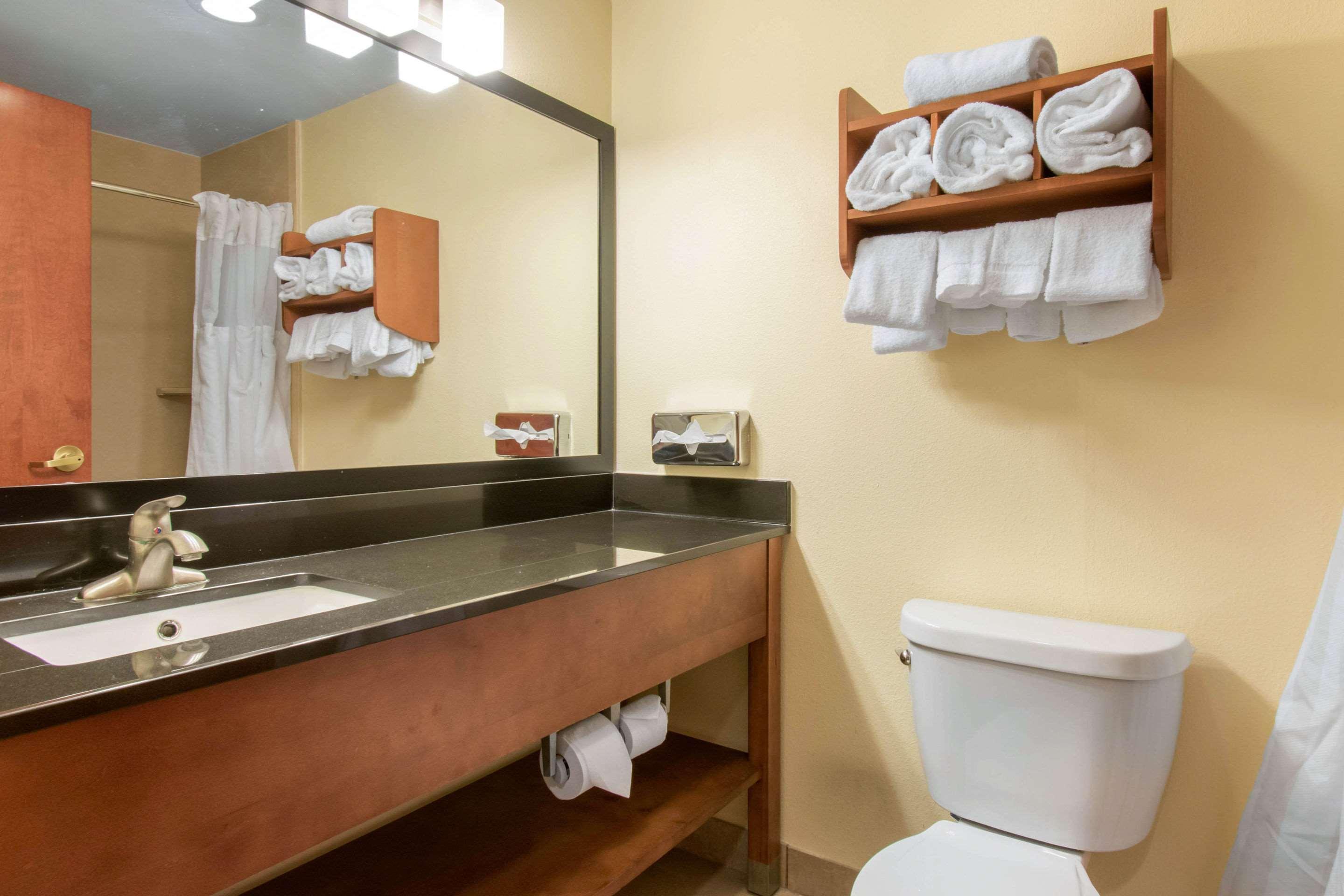 Clarion Hotel & Suites University-Shippensburg Buitenkant foto
