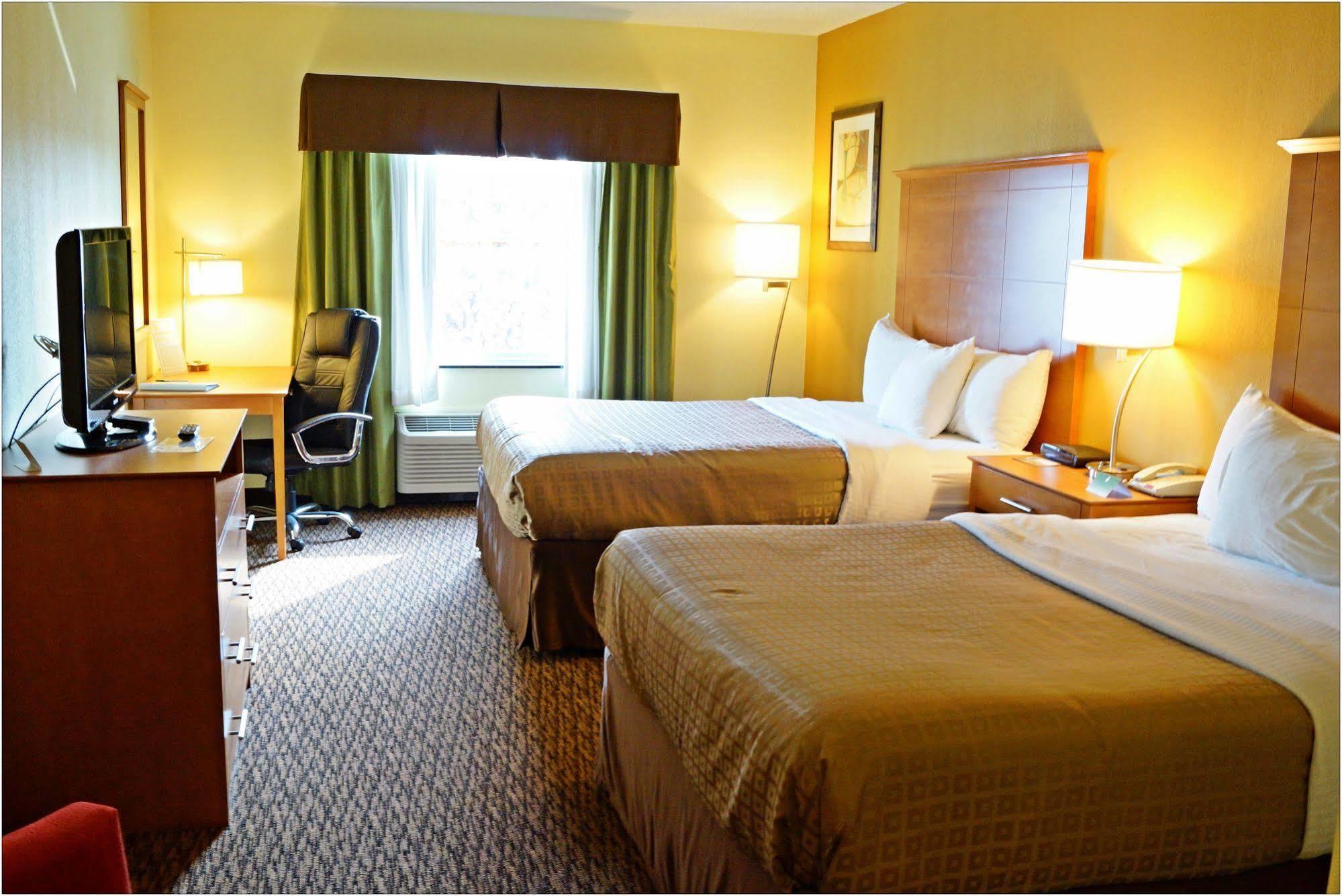 Clarion Hotel & Suites University-Shippensburg Buitenkant foto